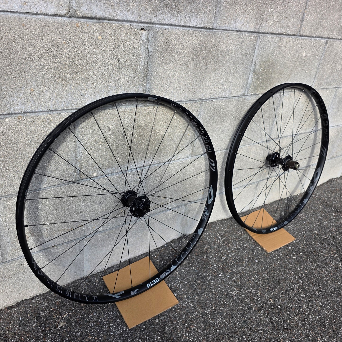 Pacenti PI30-Enduro 29 Wheelset Boost Shimano