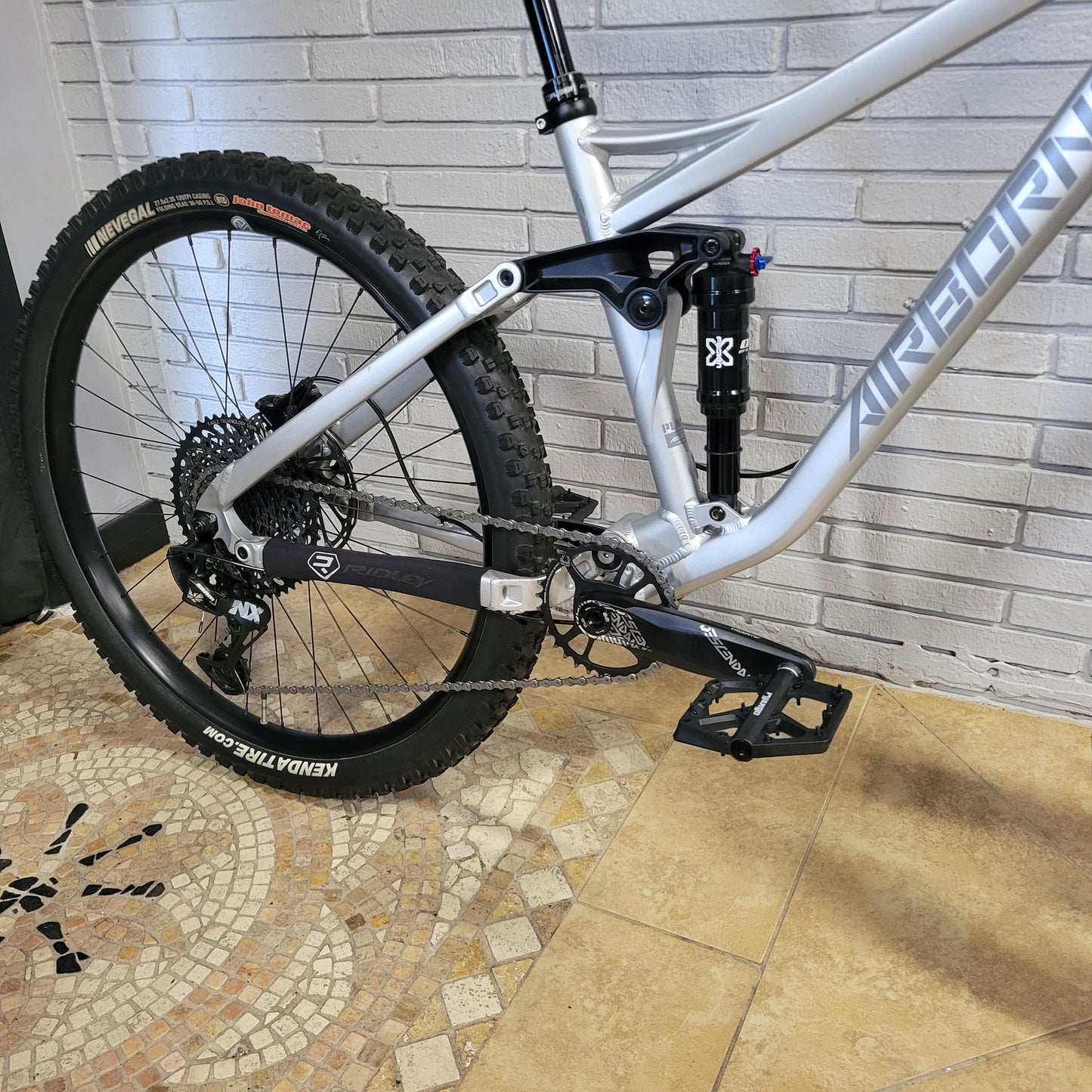 2021 Airborne Plague 27.5 (Small) Enduro MTB