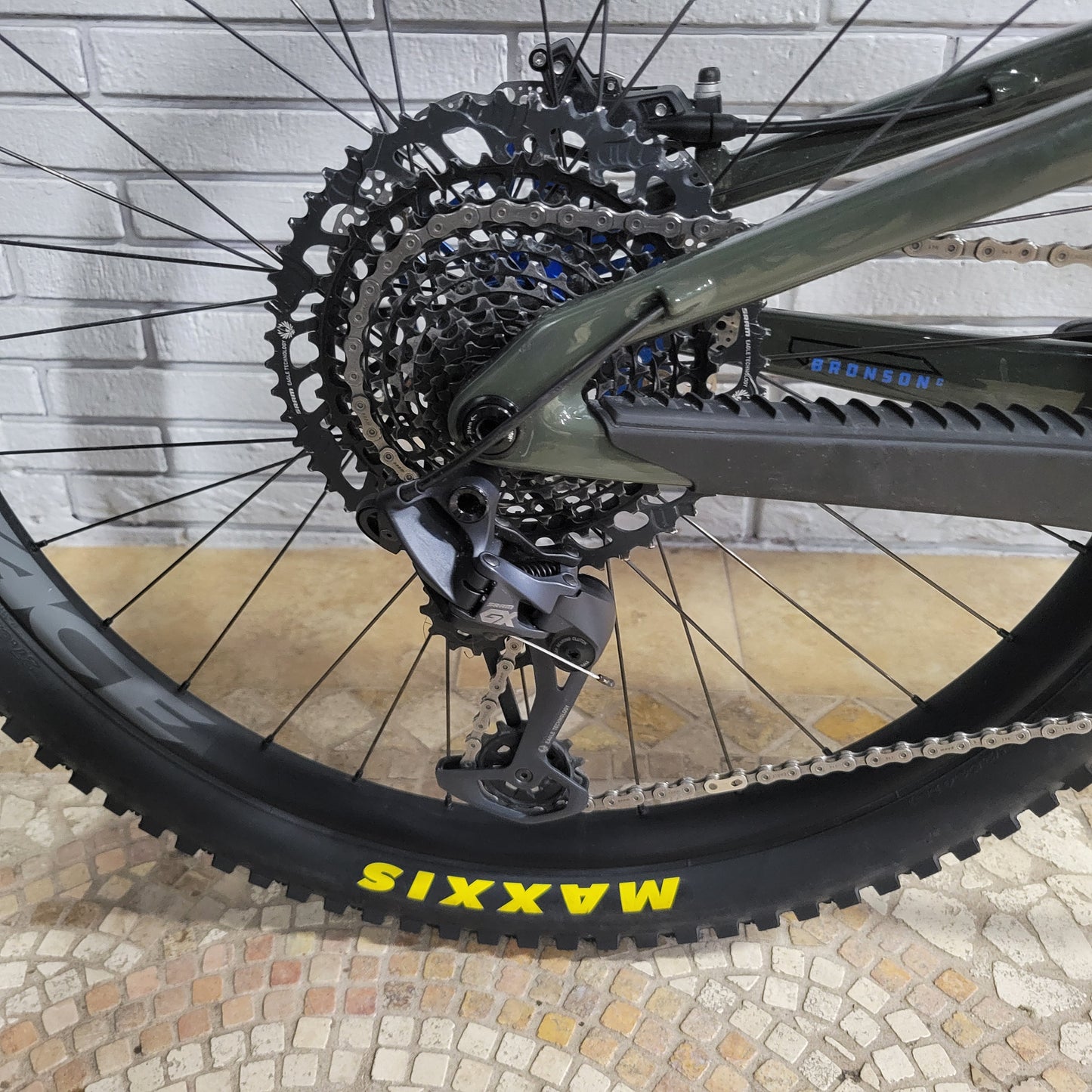2022 Santa Cruz Bronson Carbon MX (Large) w/ Hope Upgrades