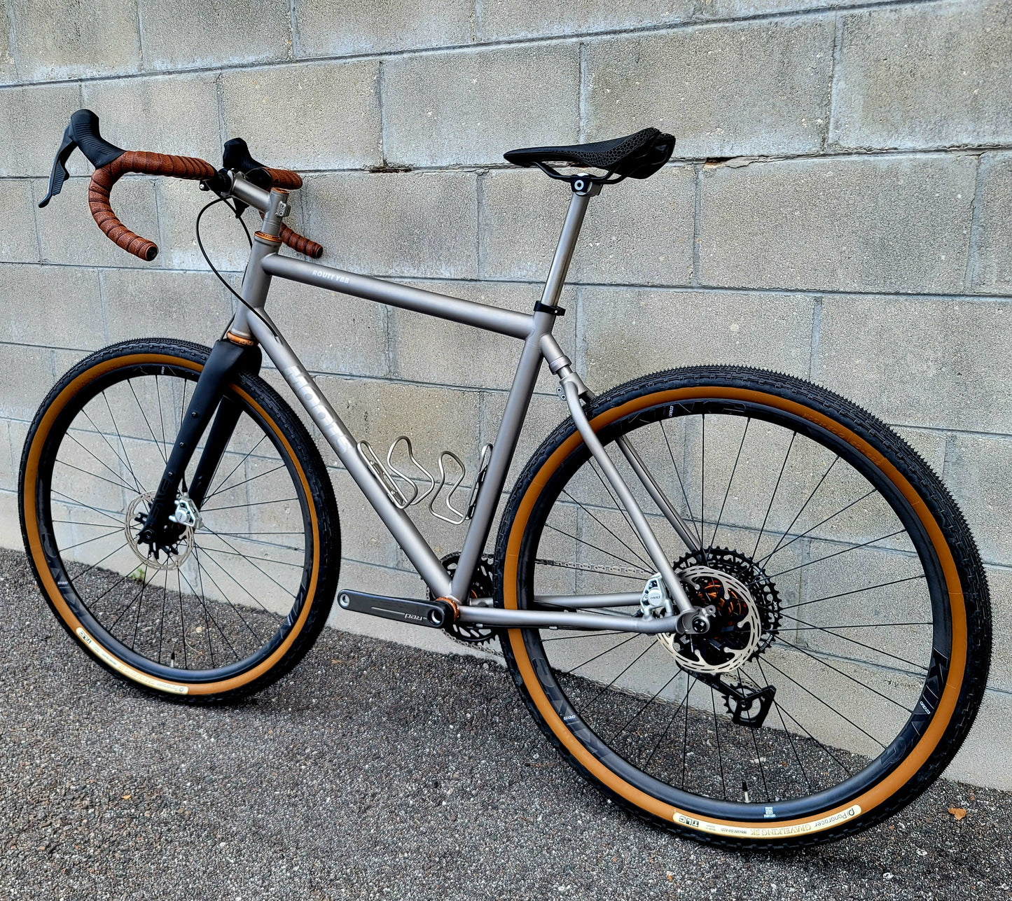 2025 Moots Routt YBB Titanium Gravel Bike (56) Red AXS 13spd, Chris King Bourbon