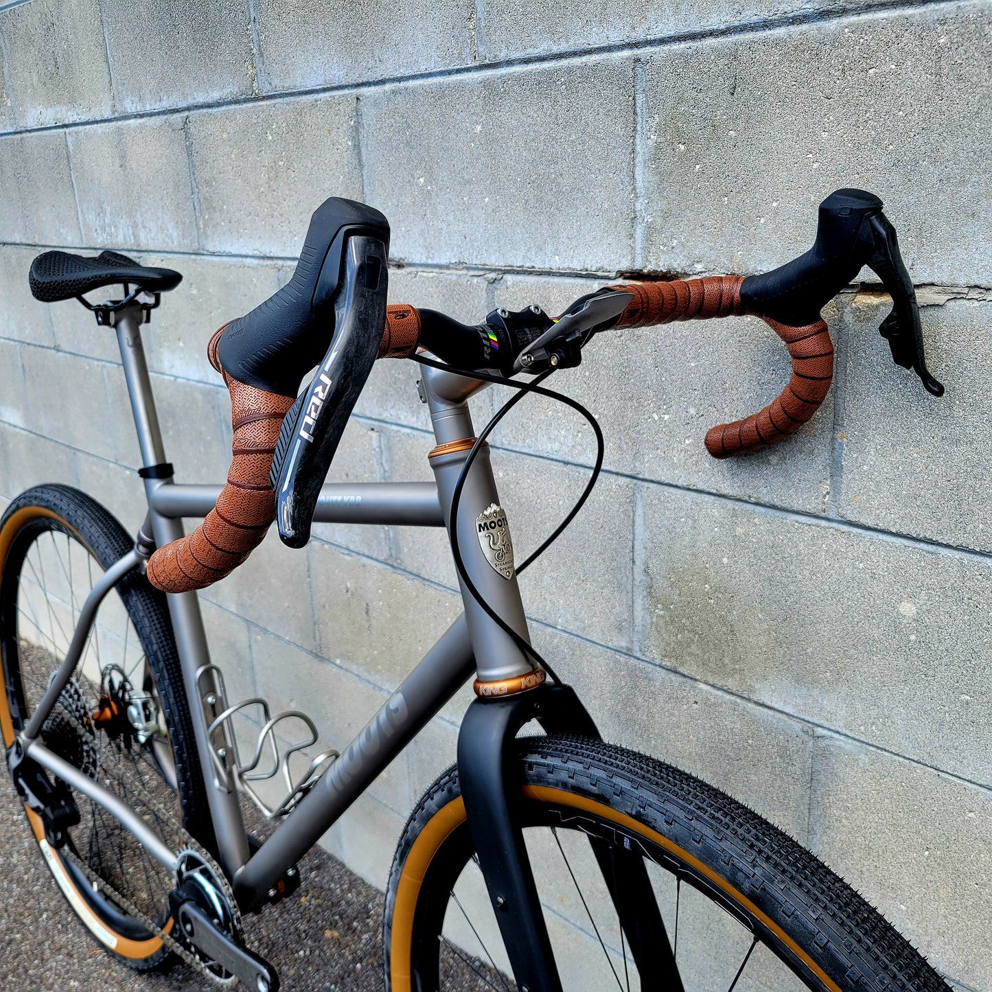2025 Moots Routt YBB Titanium Gravel Bike (56) Red AXS 13spd, Chris King Bourbon