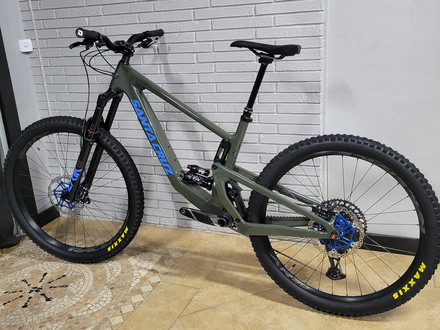 2022 Santa Cruz Bronson Carbon MX (Large) w/ Hope Upgrades