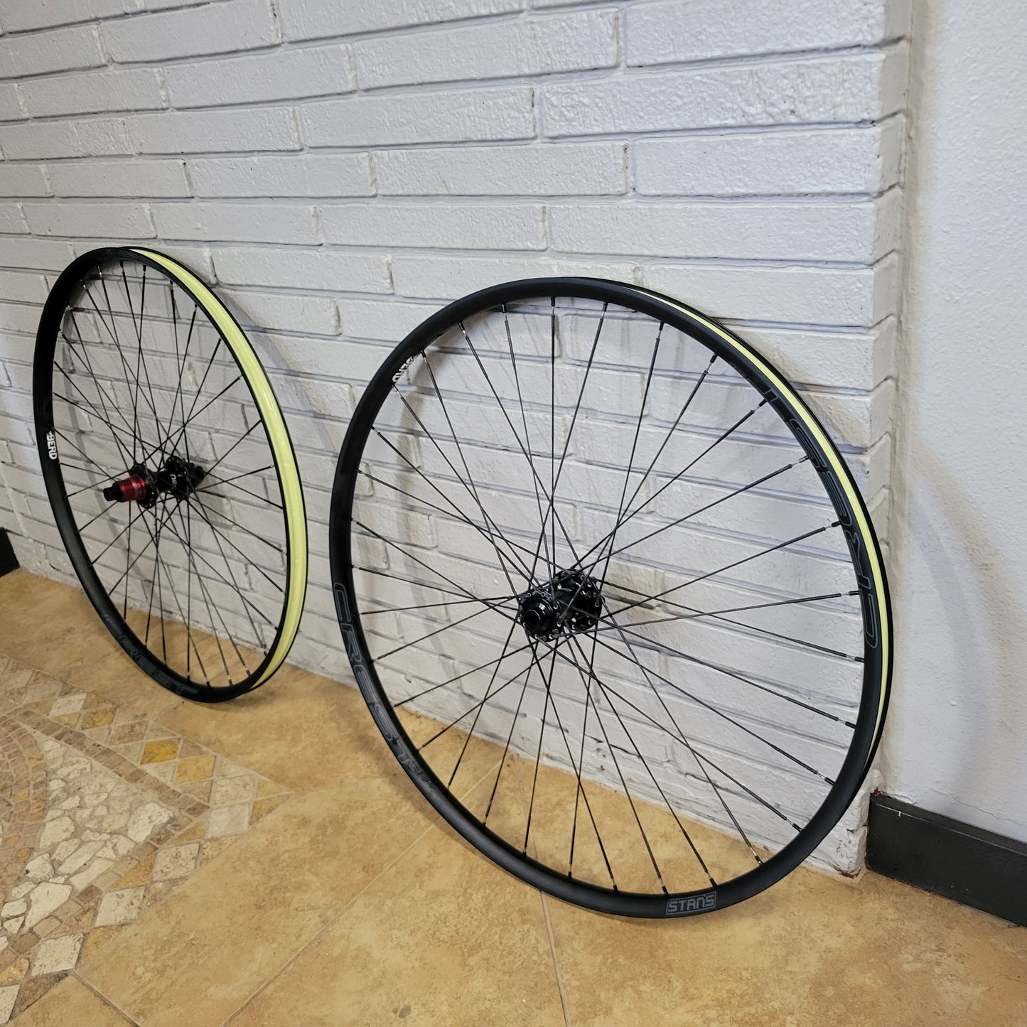 BERD wheelset Stans Crest MK4 gravel 29 700c
