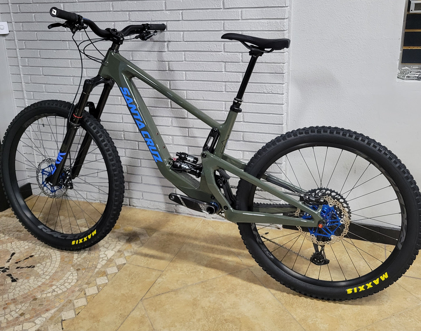 2022 Santa Cruz Bronson Carbon MX (Large) w/ Hope Upgrades