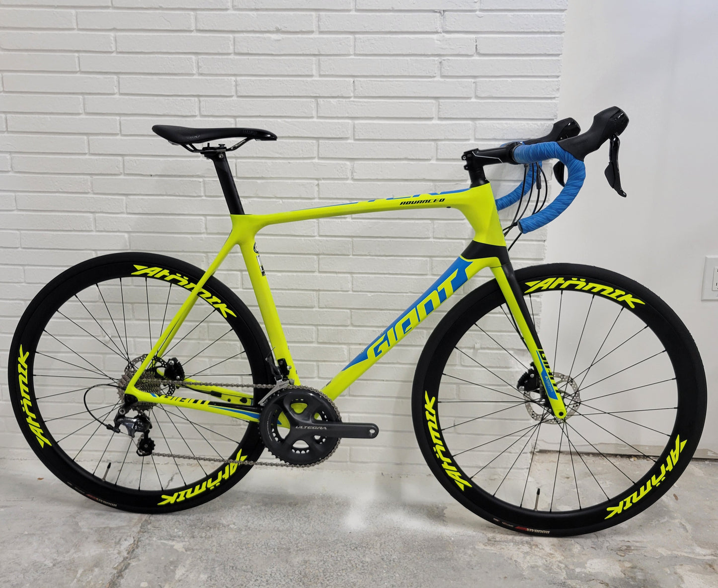 2017 Giant TCR Advanced Disc (Size Large) Carbon Road Bike
