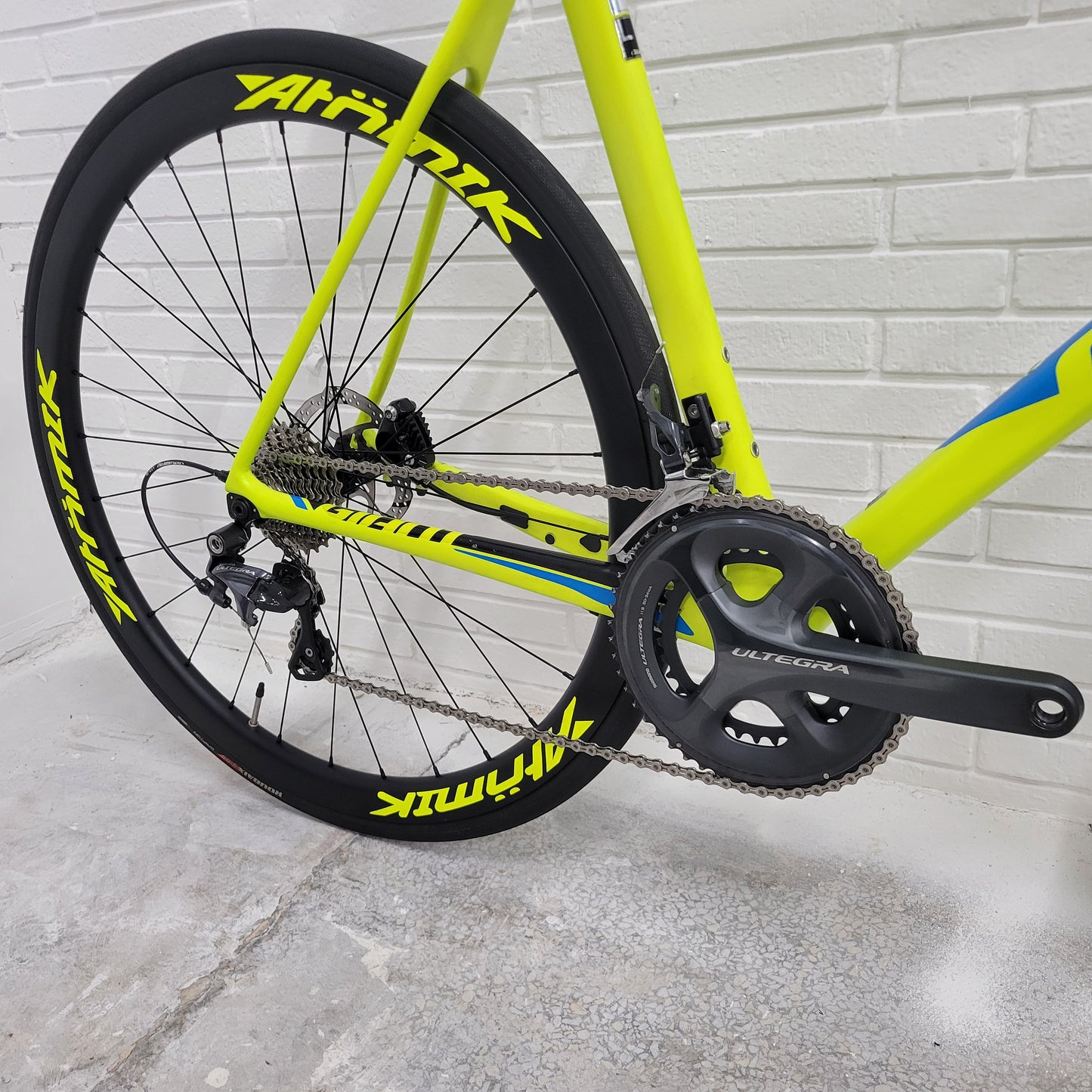 2017 Giant TCR Advanced Disc (Size Large) Carbon Road Bike