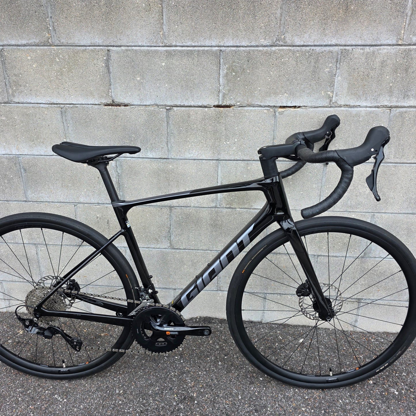 2025 Giant Defy Advanced 2 Carbon (Size Medium)
