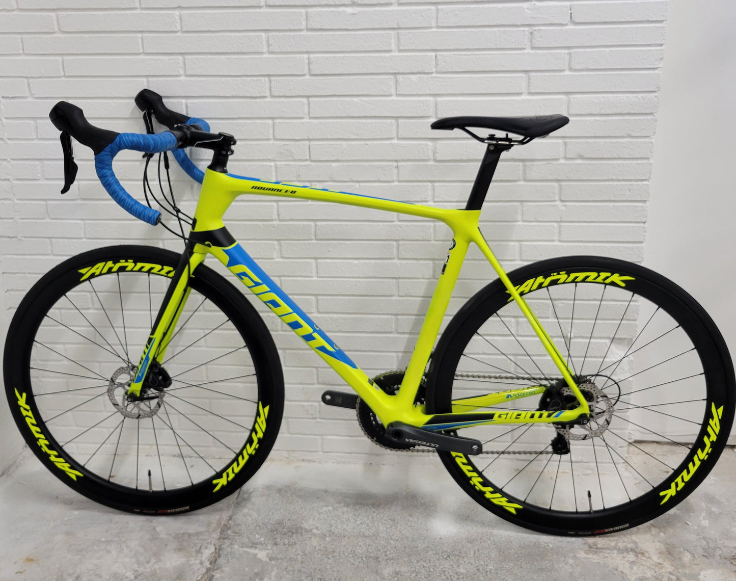 2017 Giant TCR Advanced Disc (Size Large) Carbon Road Bike