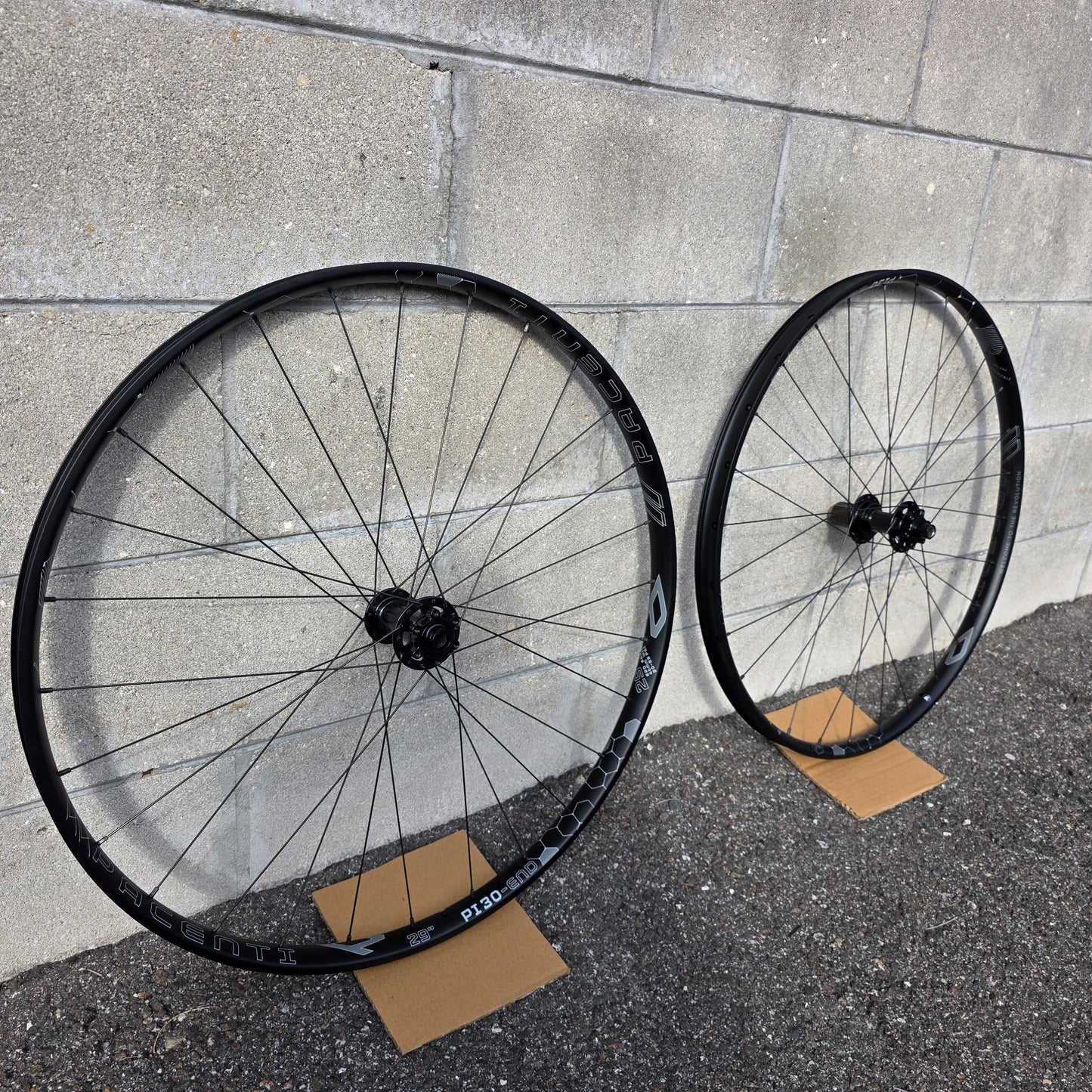 Pacenti PI30-Enduro 29 Wheelset Boost Shimano