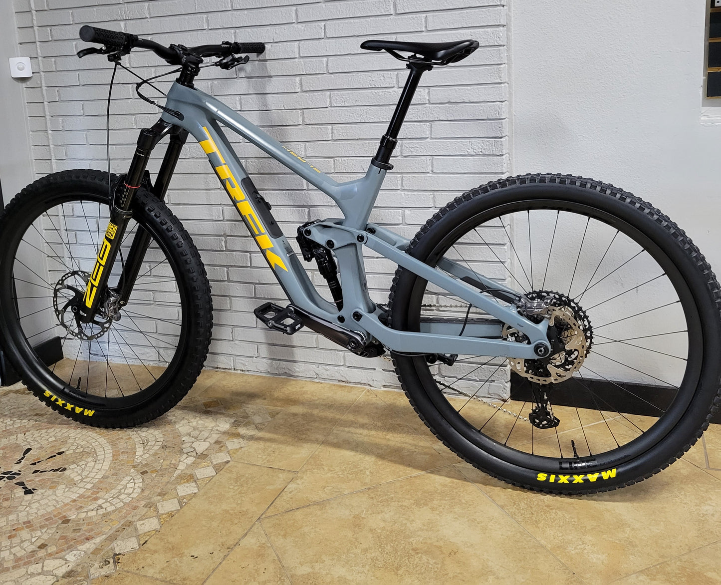 2022 Trek Slash 9.8 XT (M/L)