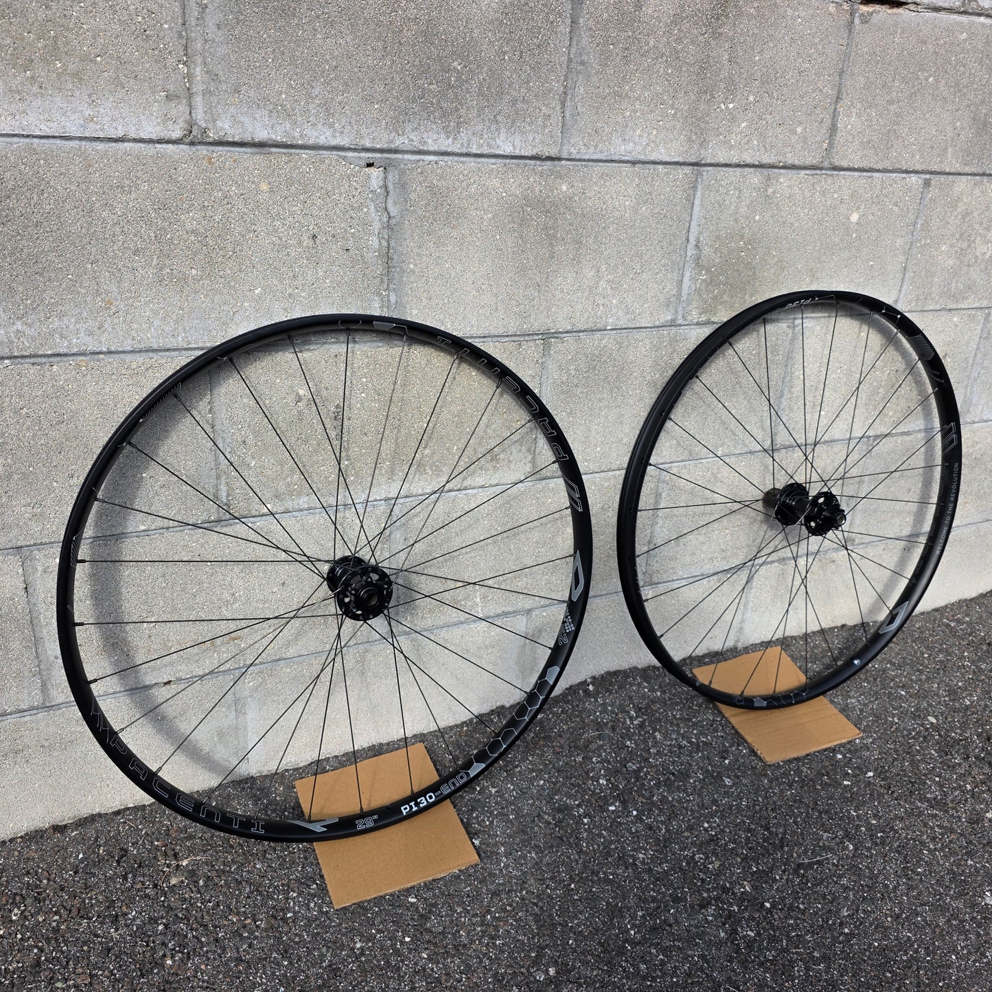 Pacenti PI30-Enduro 29 Wheelset Boost Shimano