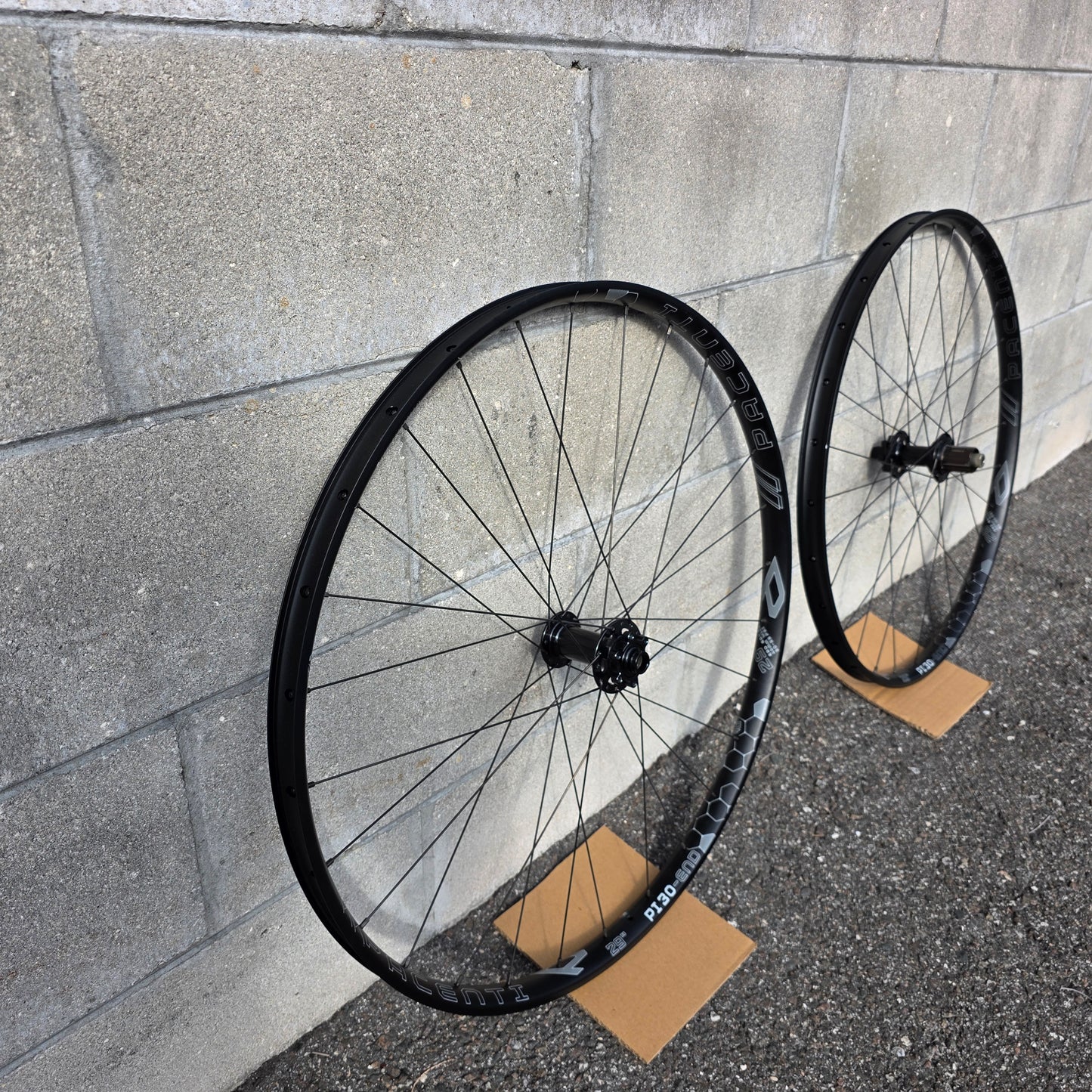 Pacenti PI30-Enduro 29 Wheelset Boost Shimano