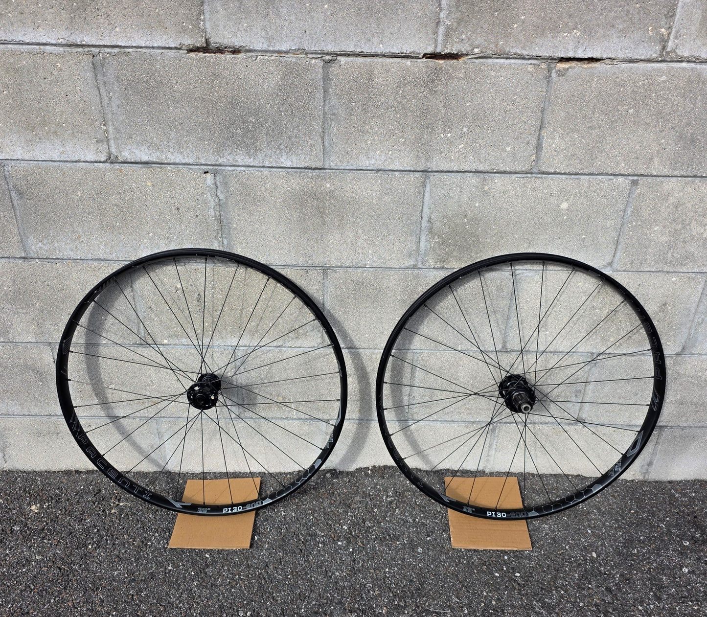 Pacenti PI30-Enduro 29 Wheelset Boost Shimano