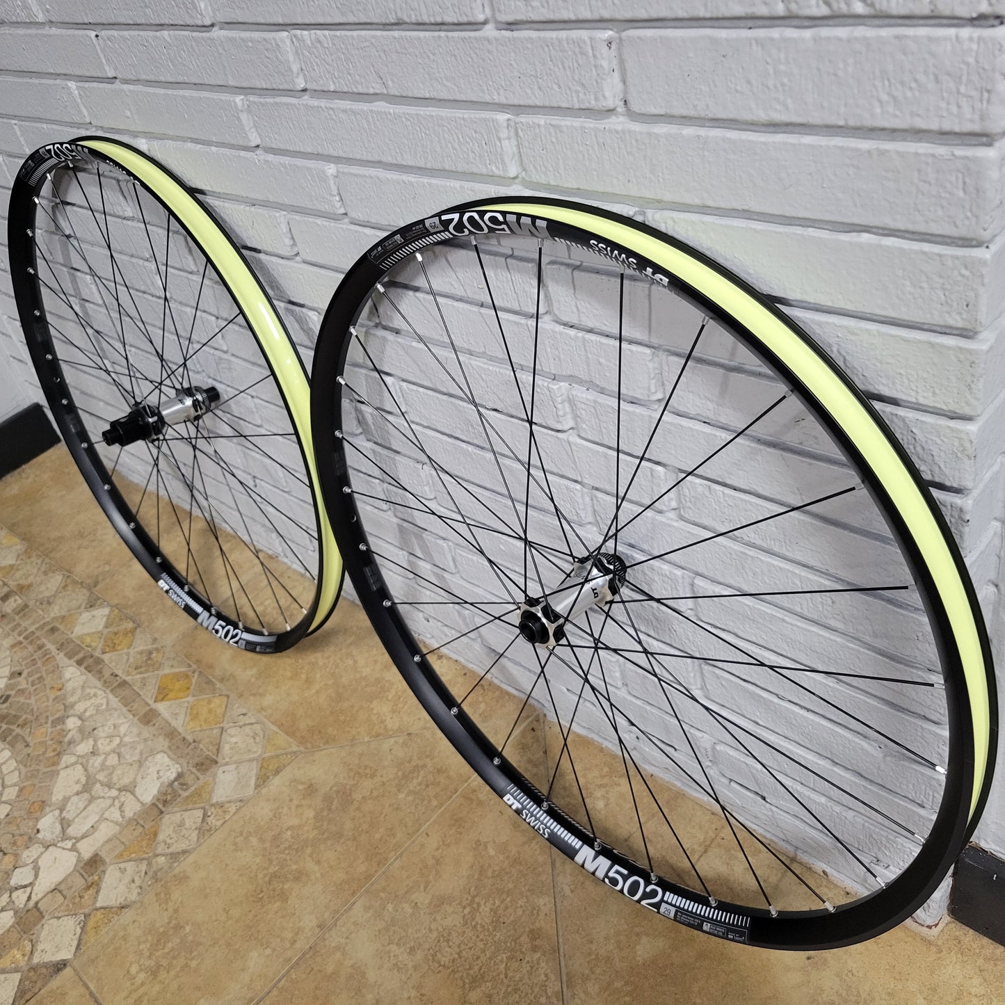 DtSwiss 502 Boost 29 wheelset Polished Silver 240