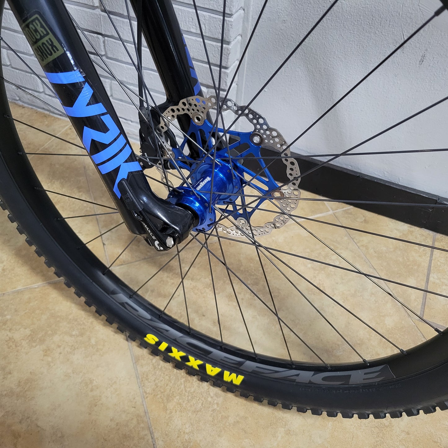 2022 Santa Cruz Bronson Carbon MX (Large) w/ Hope Upgrades