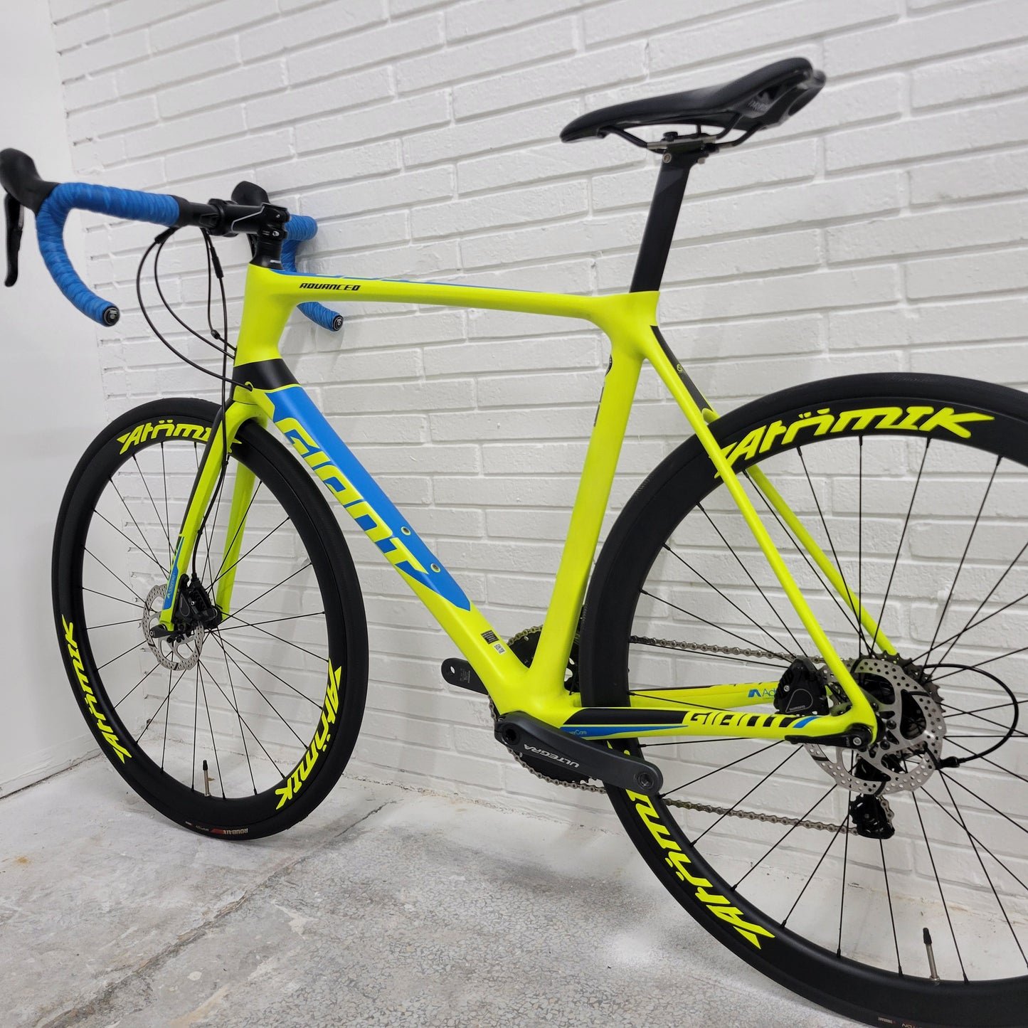 2017 Giant TCR Advanced Disc (Size Large) Carbon Road Bike