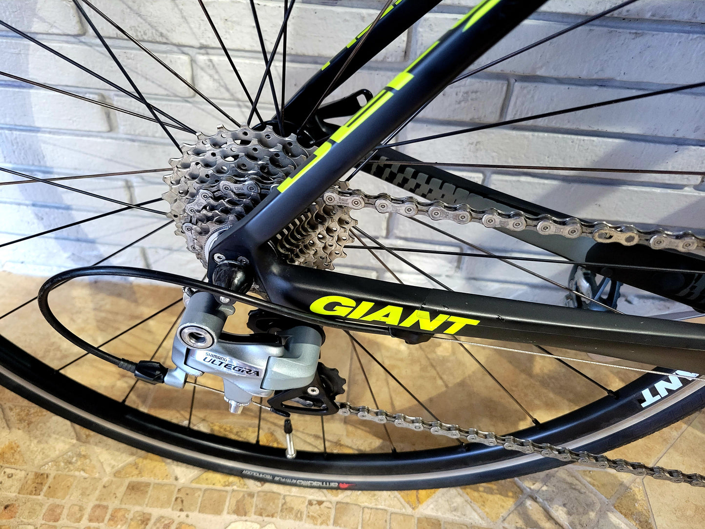 Giant Defy Carbon Road Bike (Size Medium)
