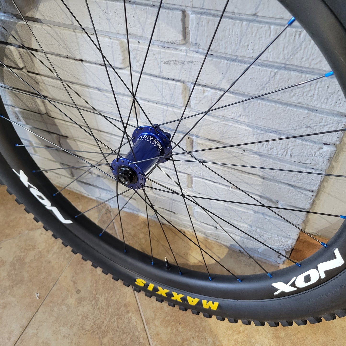 NOX Kitsuma Indsustry Nine 27.5 Carbon Wheelset w/Maxxis Tires