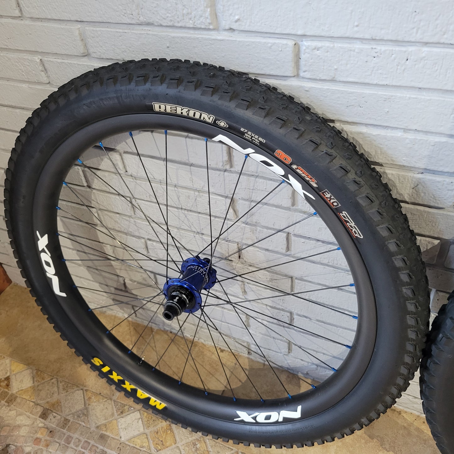 NOX Kitsuma Indsustry Nine 27.5 Carbon Wheelset w/Maxxis Tires