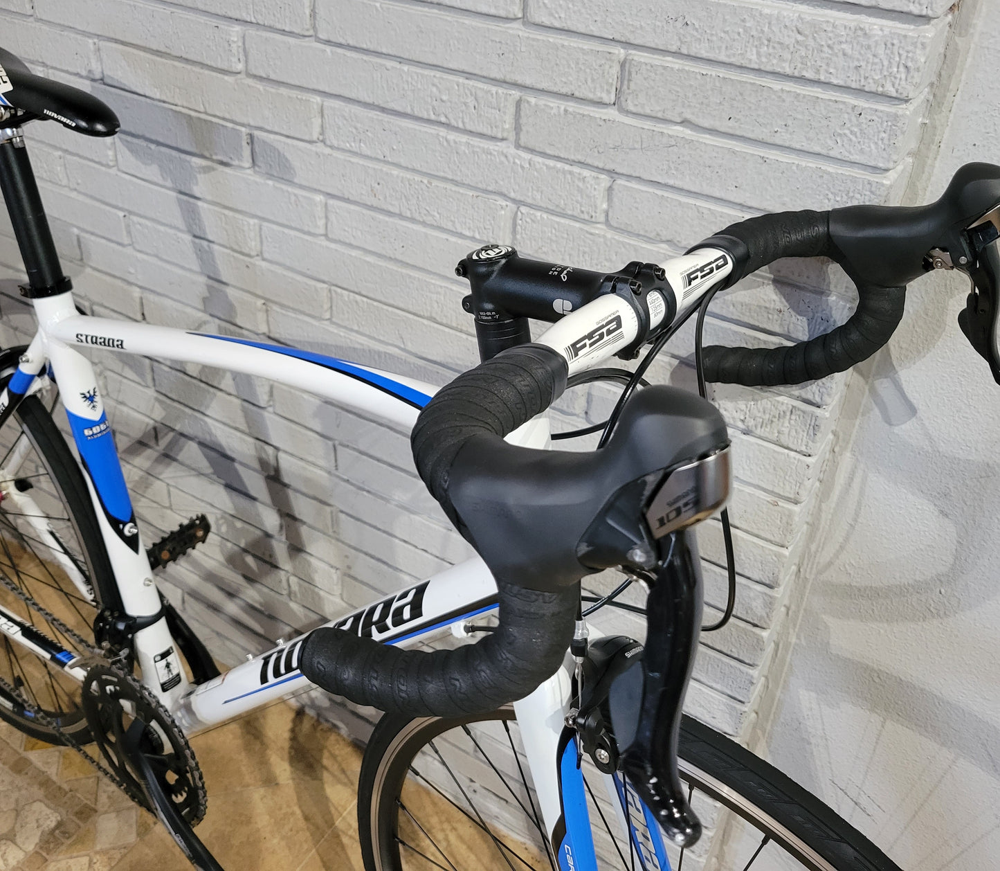 Novara Strada Road Bike 105 (Large)