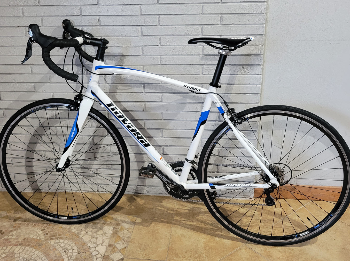 Novara Strada Road Bike 105 (Large)