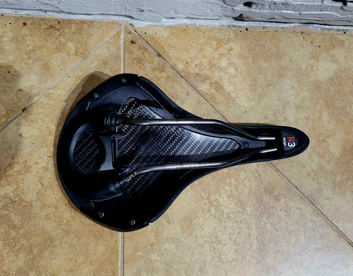 Fizik Aliante saddle Kium rial carbon body R3 large