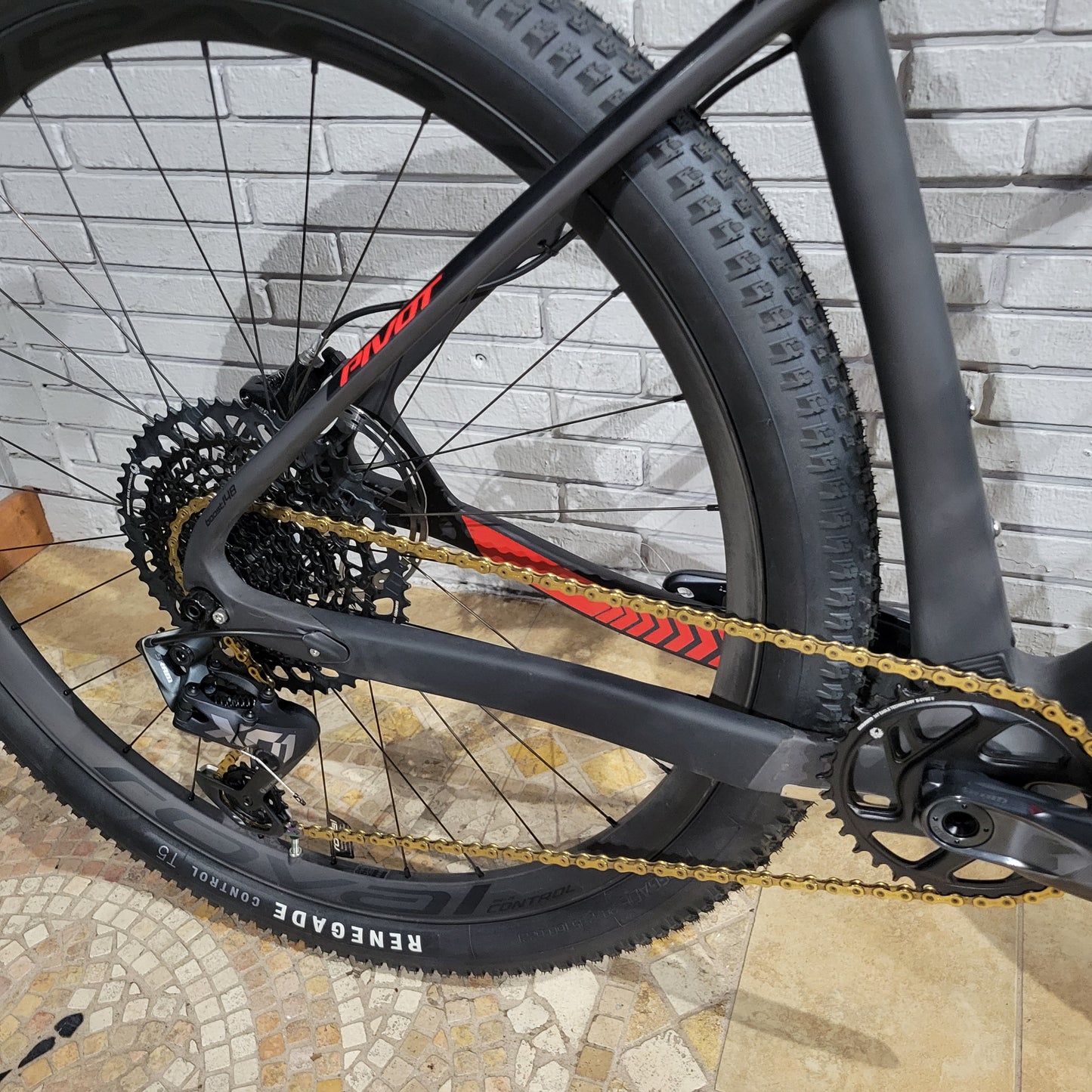 Pivot LES SL (Large) Roval Control