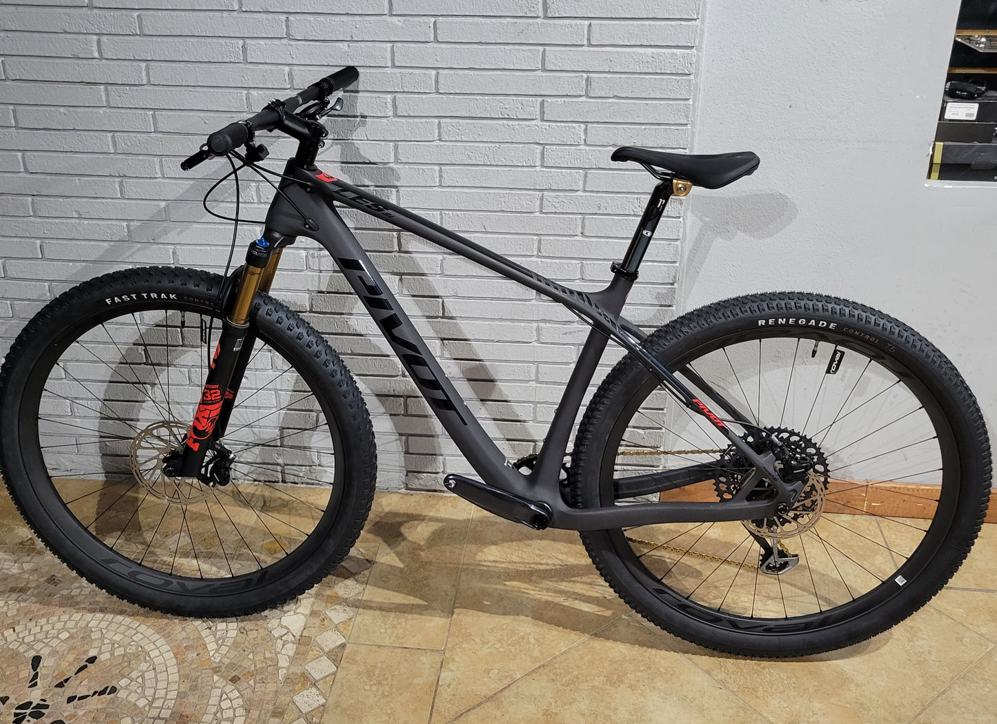 Pivot LES SL (Large) Roval Control