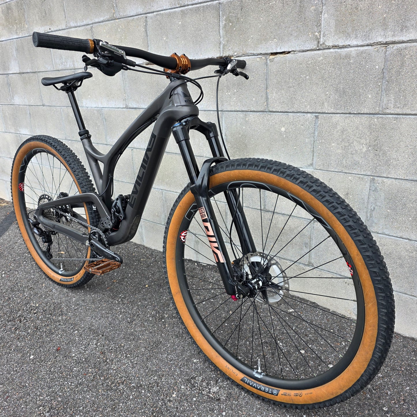 Evil Following V1 Carbon (Medium)