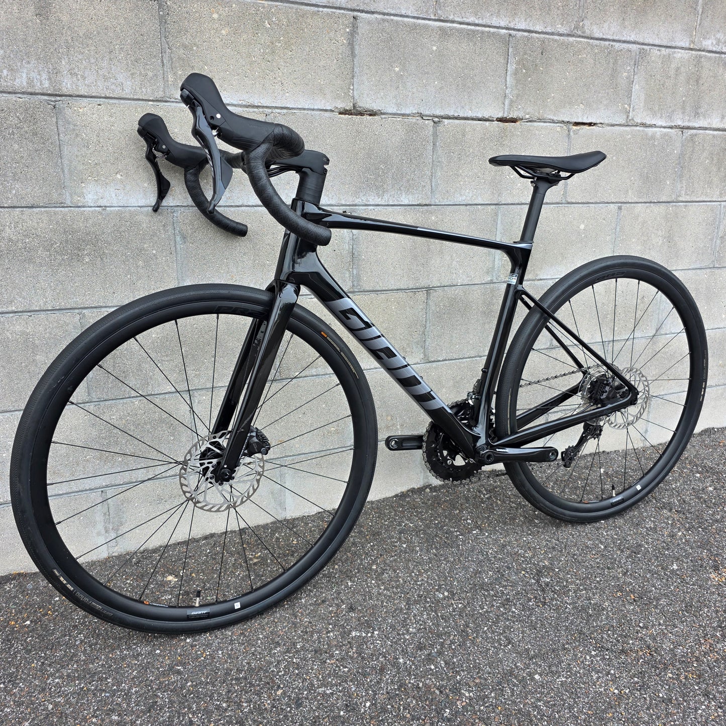 2025 Giant Defy Advanced 2 Carbon (Size Medium)
