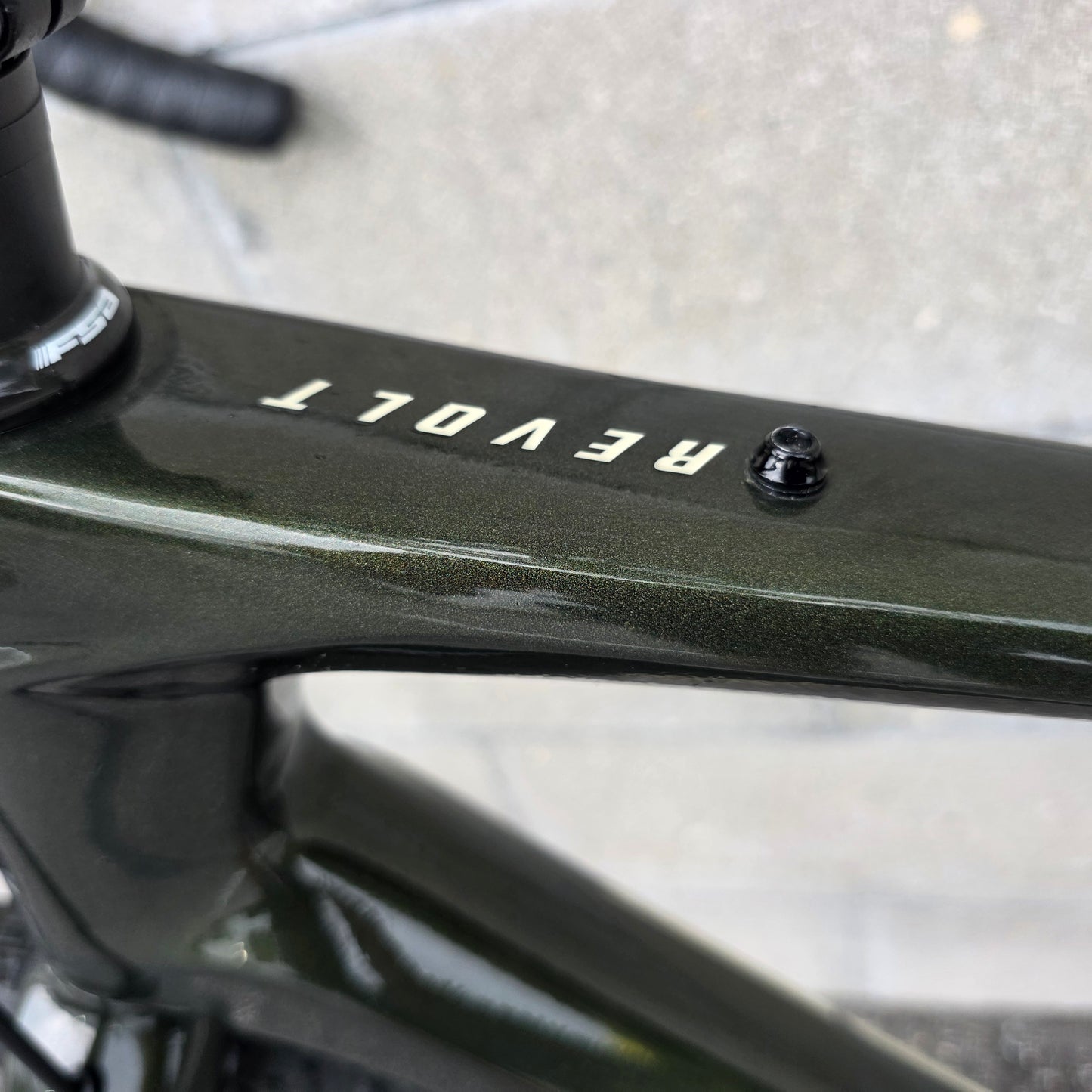 2022 Giant Revolt Advanced GRX Carbon Gravel Bike (Size Medium)