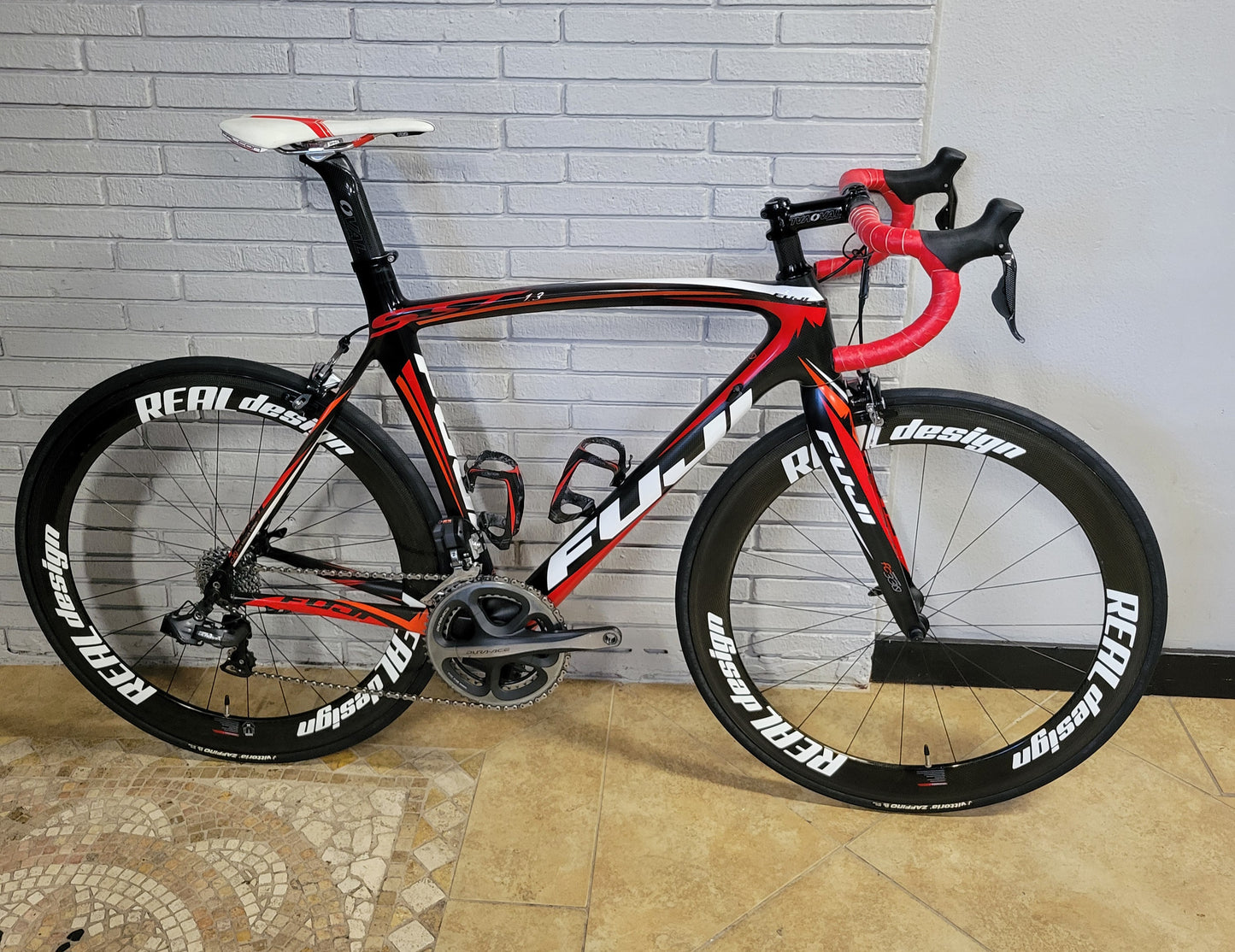 2013 Fuji SST 1.3 Carbon Road Bike (56cm) Ultegra di2