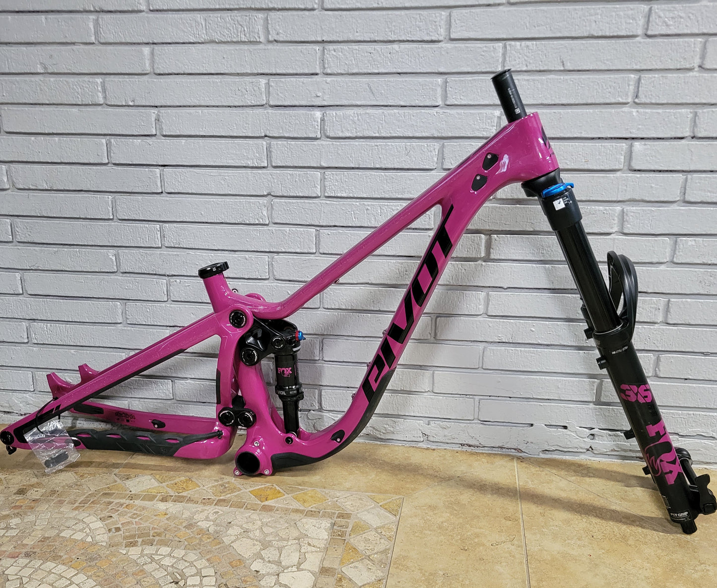 2023 Pivot Shadowcat Frame and Fork (XS Extra Small) 27.5