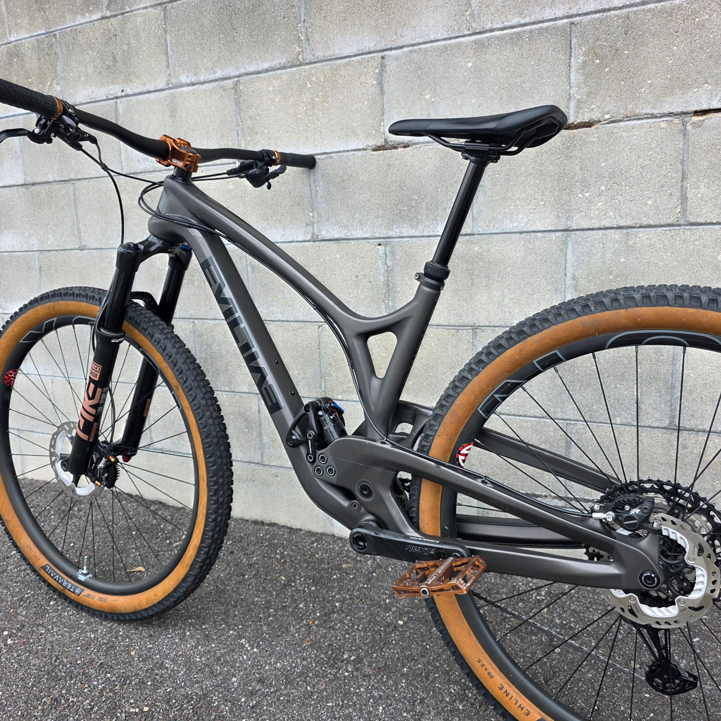 Evil Following V1 Carbon (Medium)