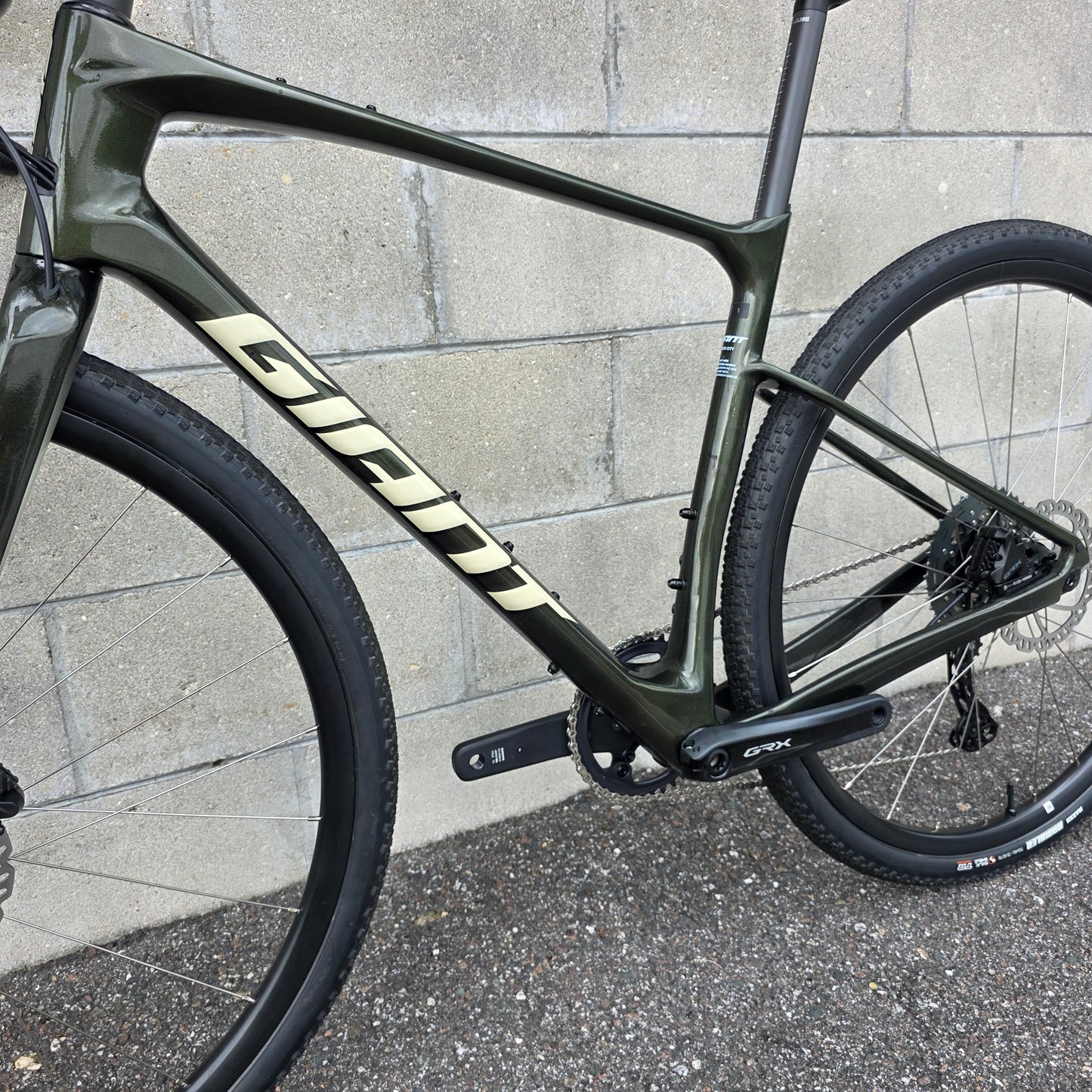 2022 Giant Revolt Advanced GRX Carbon Gravel Bike (Size Medium)