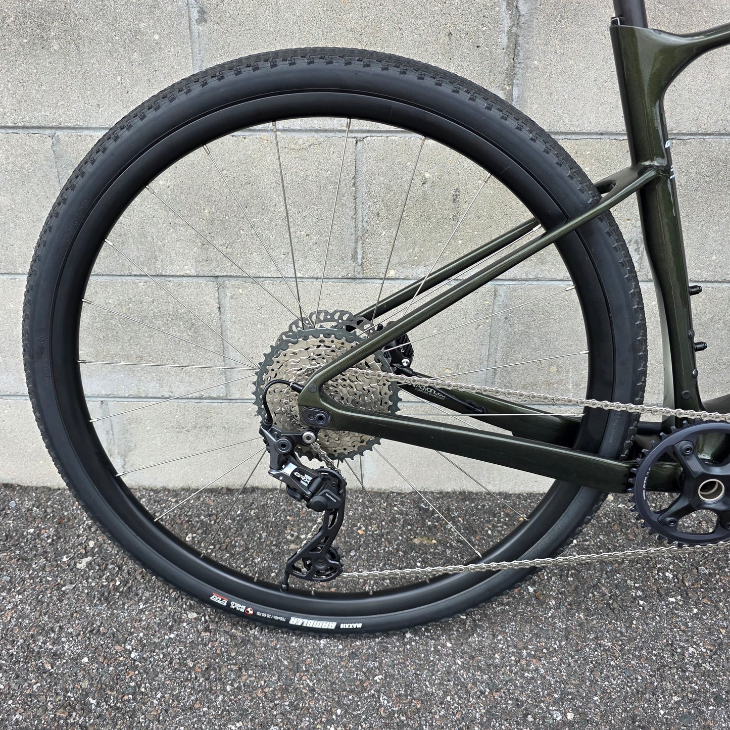 2022 Giant Revolt Advanced GRX Carbon Gravel Bike (Size Medium)