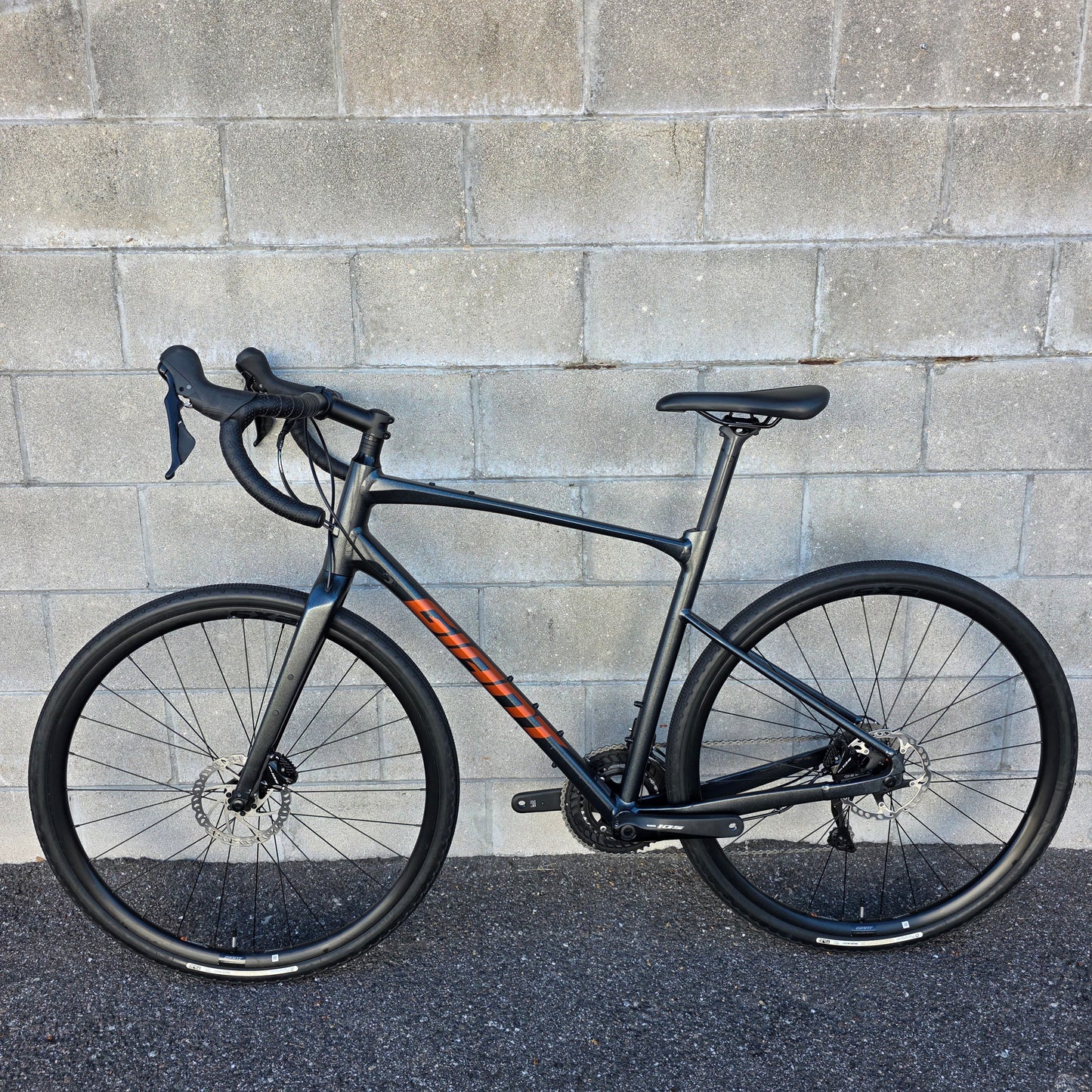 2024 Giant Revolt Gravel All Road Bike (Large) Shimano 105