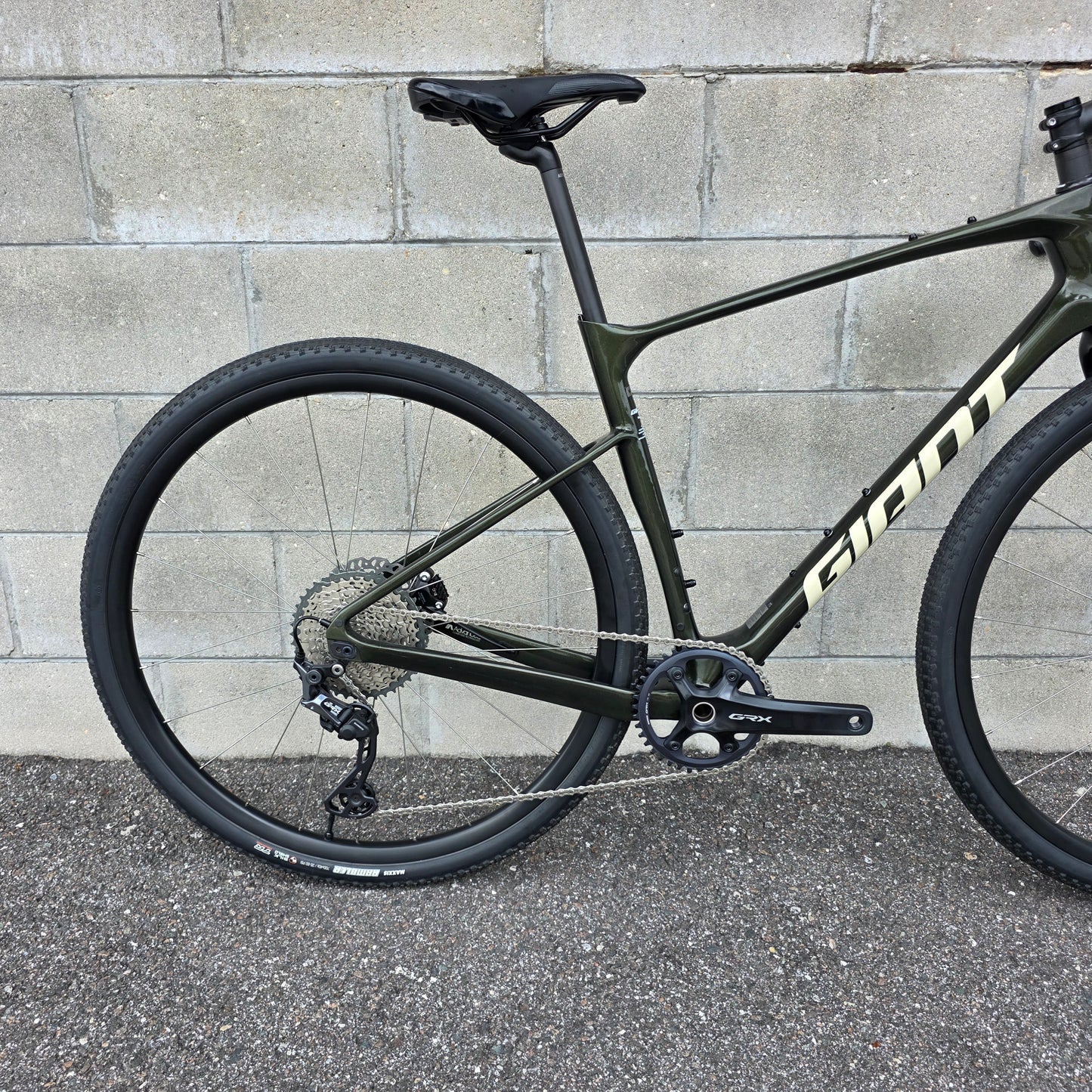 2022 Giant Revolt Advanced GRX Carbon Gravel Bike (Size Medium)