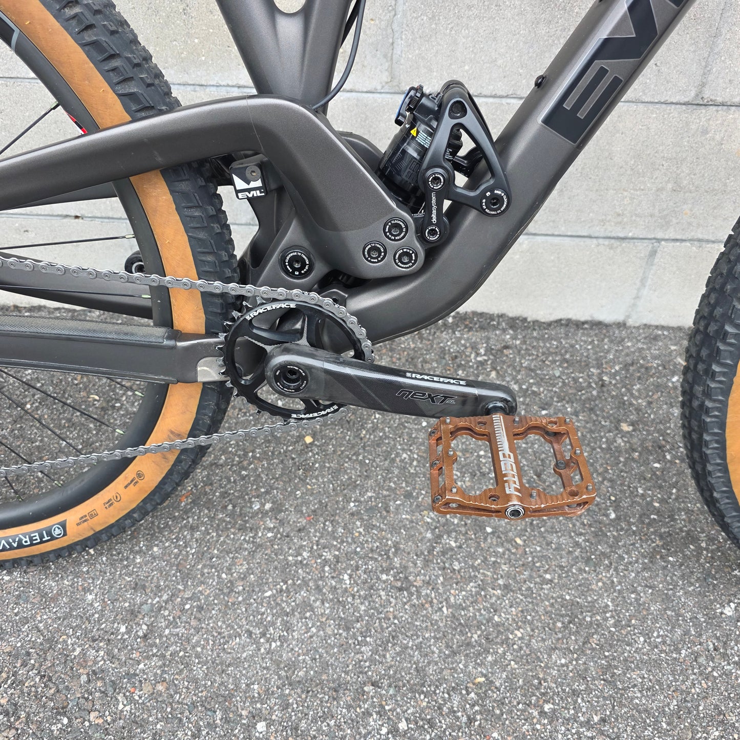 Evil Following V1 Carbon (Medium)