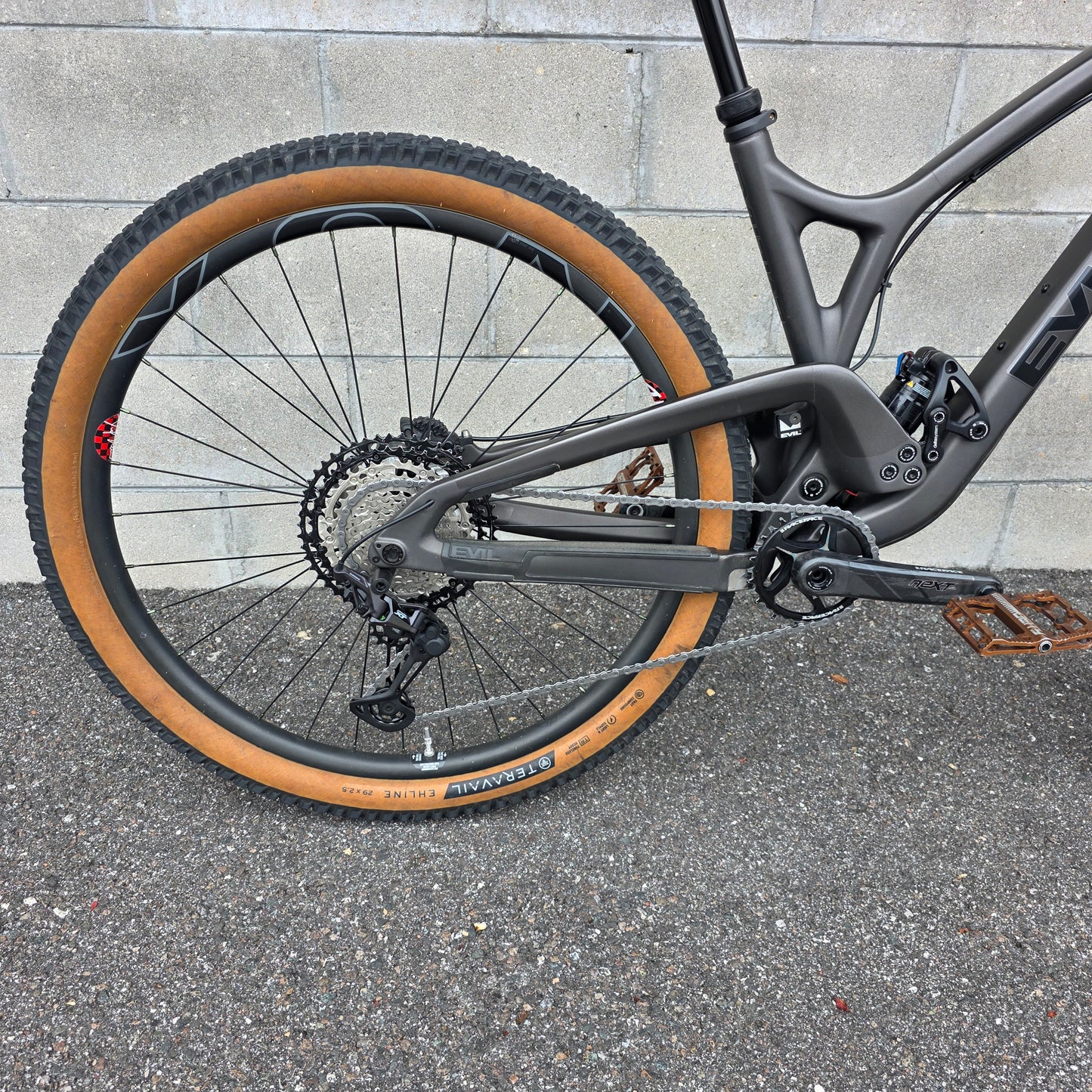 Evil Following V1 Carbon (Medium)