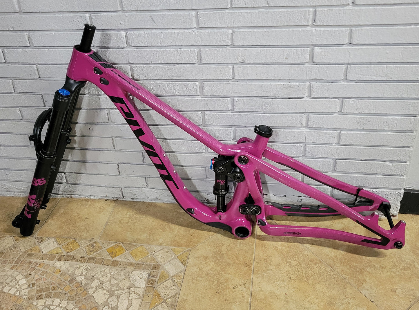 2023 Pivot Shadowcat Frame and Fork (XS Extra Small) 27.5