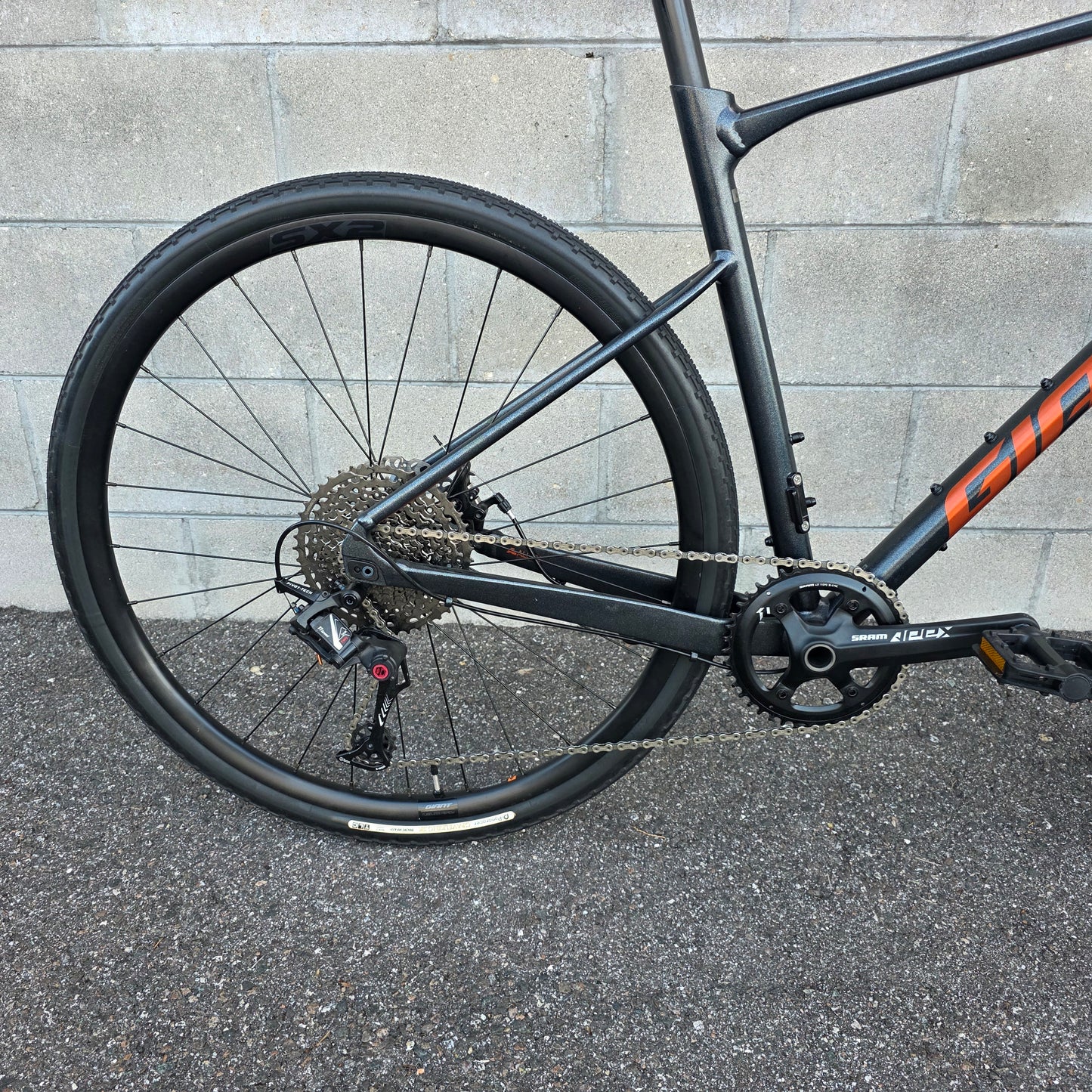 2024 Giant Revolt Flat Bar Gravel Bike (Large)