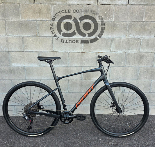 2024 Giant Revolt Flat Bar Gravel Bike (Large)