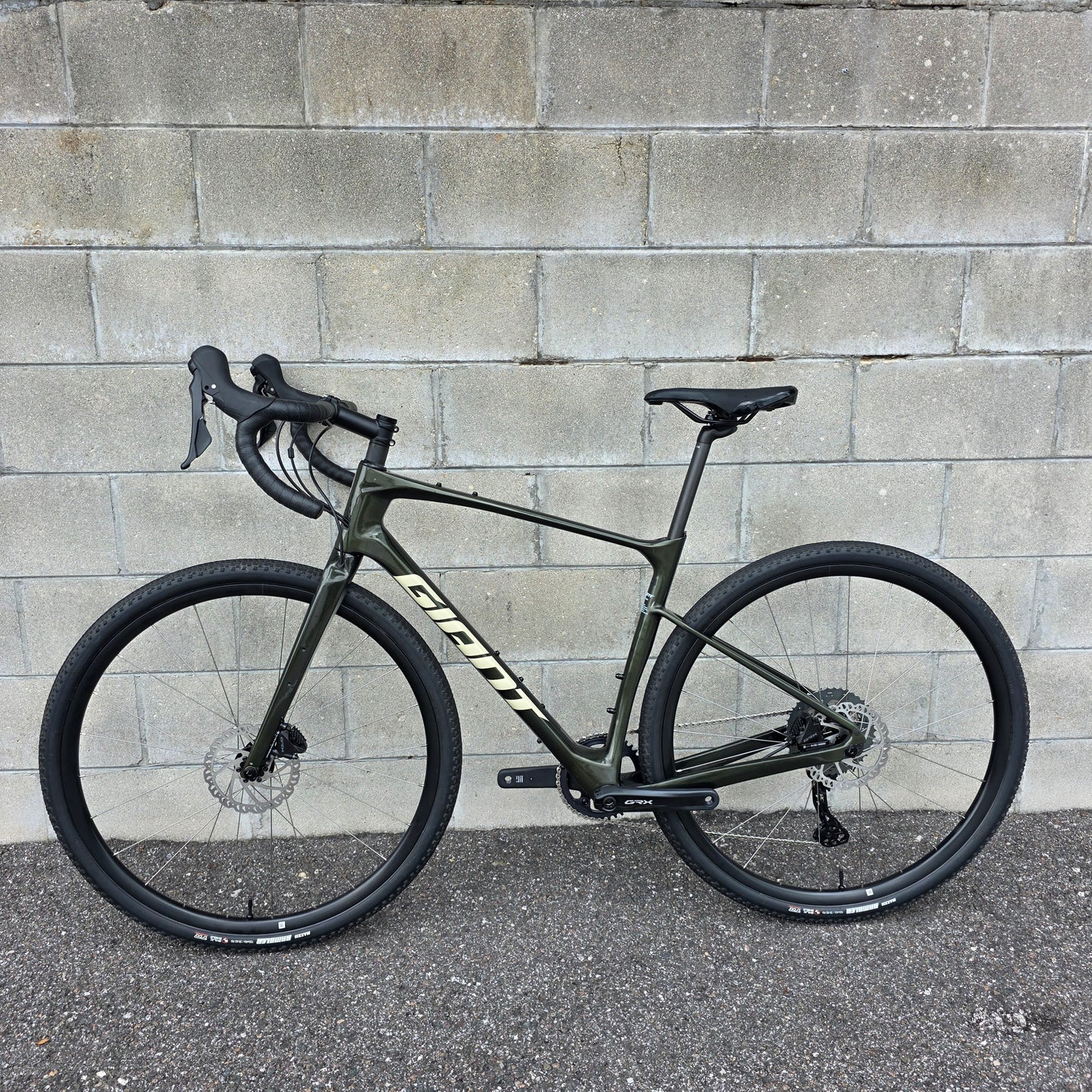 2022 Giant Revolt Advanced GRX Carbon Gravel Bike (Size Medium)