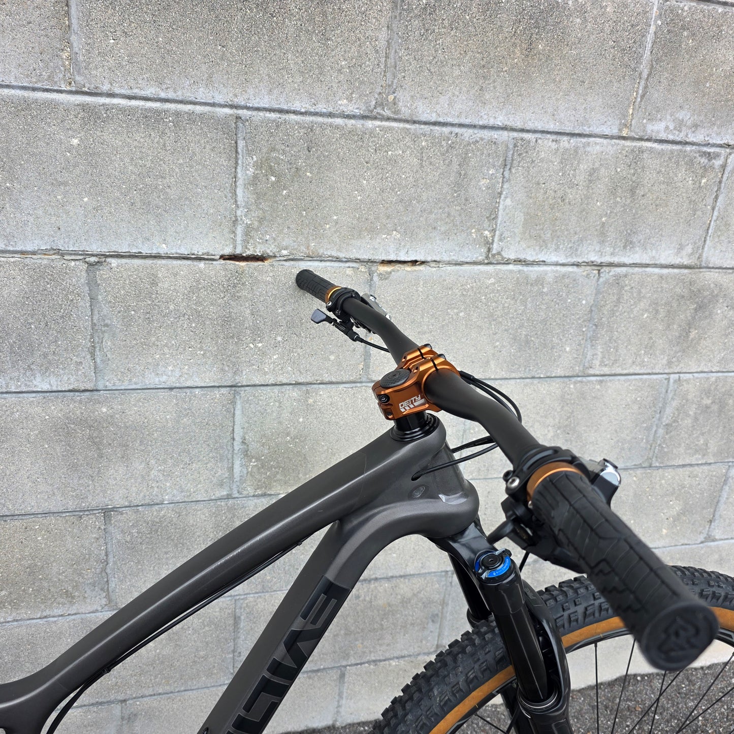 Evil Following V1 Carbon (Medium)