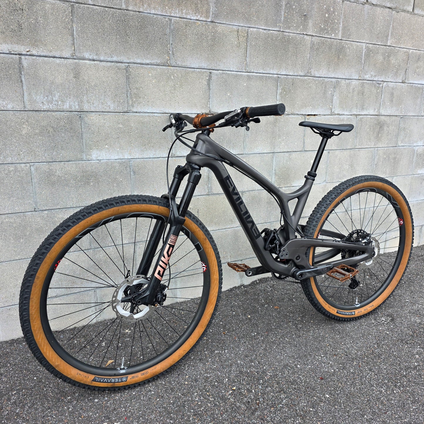 Evil Following V1 Carbon (Medium)