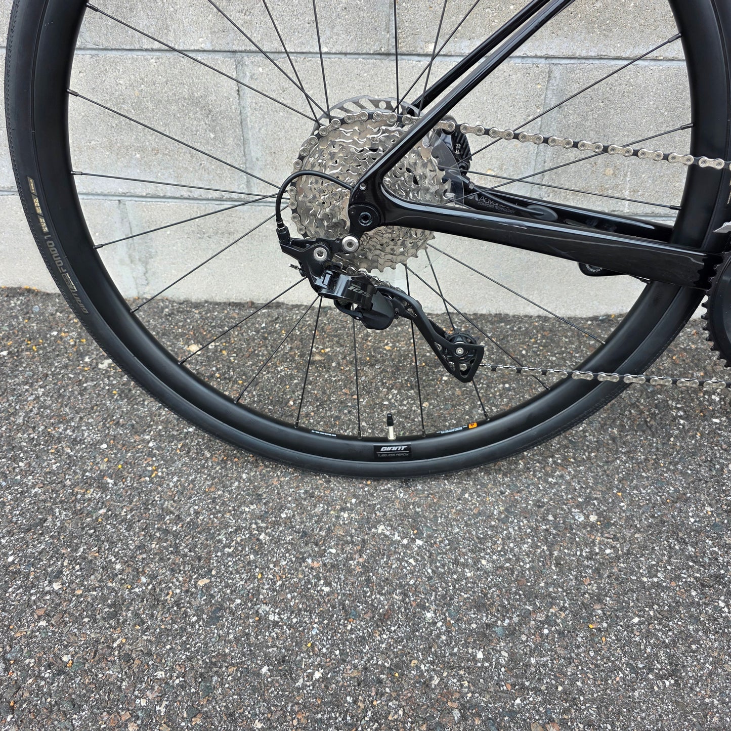 2025 Giant Defy Advanced 2 Carbon (Size Medium)