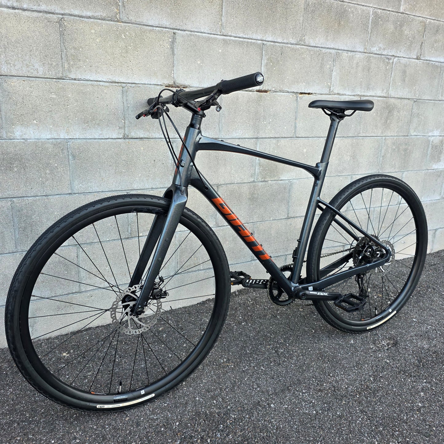 2024 Giant Revolt Flat Bar Gravel Bike (Large)