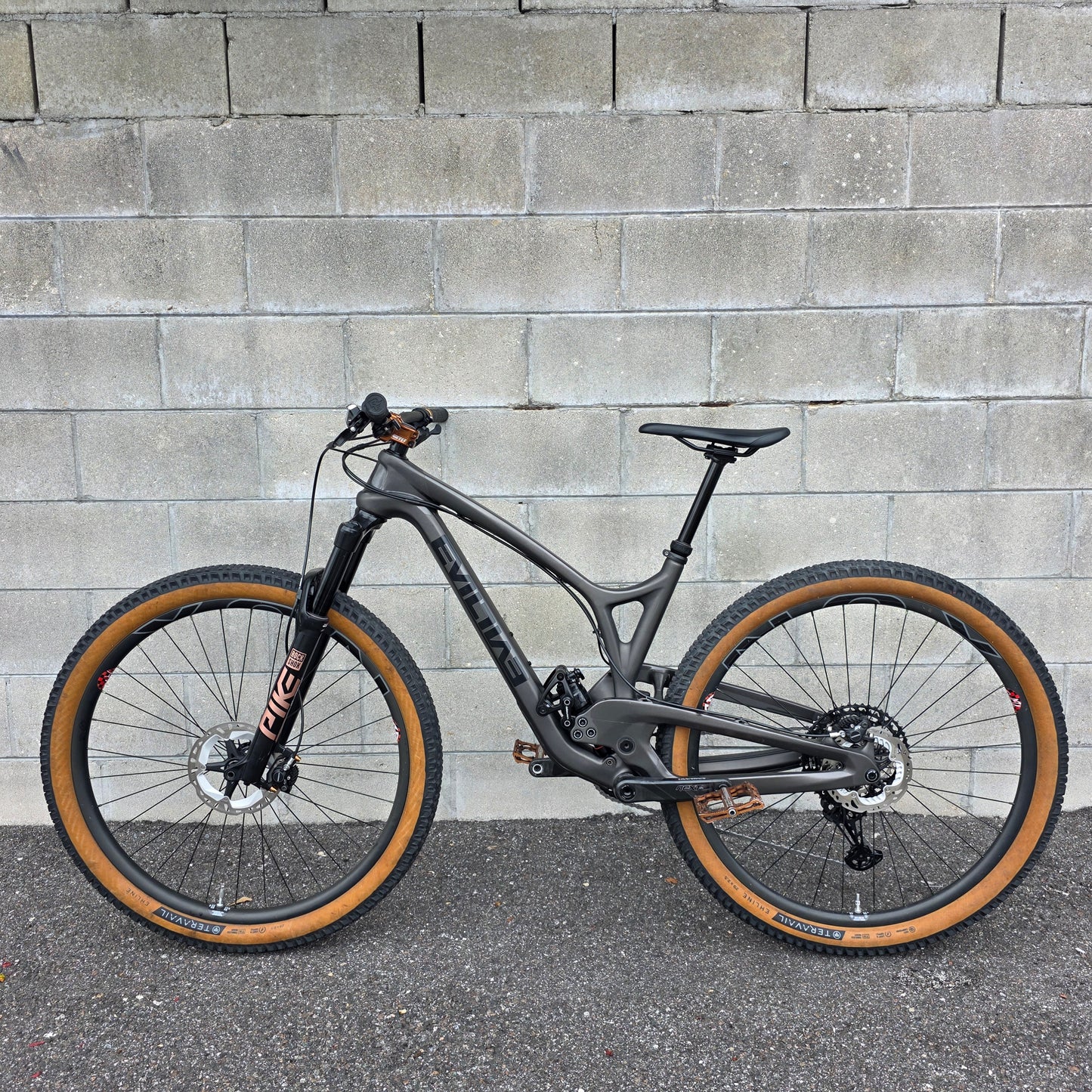 Evil Following V1 Carbon (Medium)