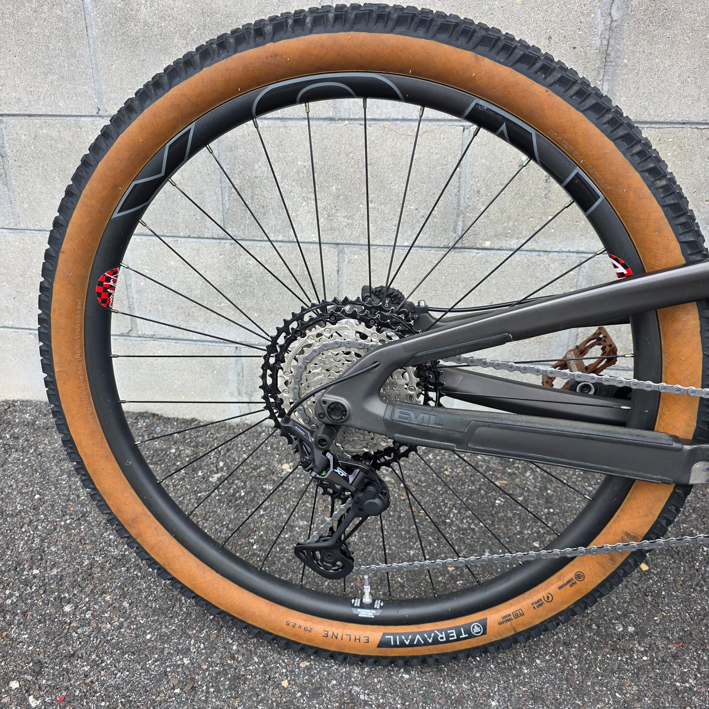 Evil Following V1 Carbon (Medium)